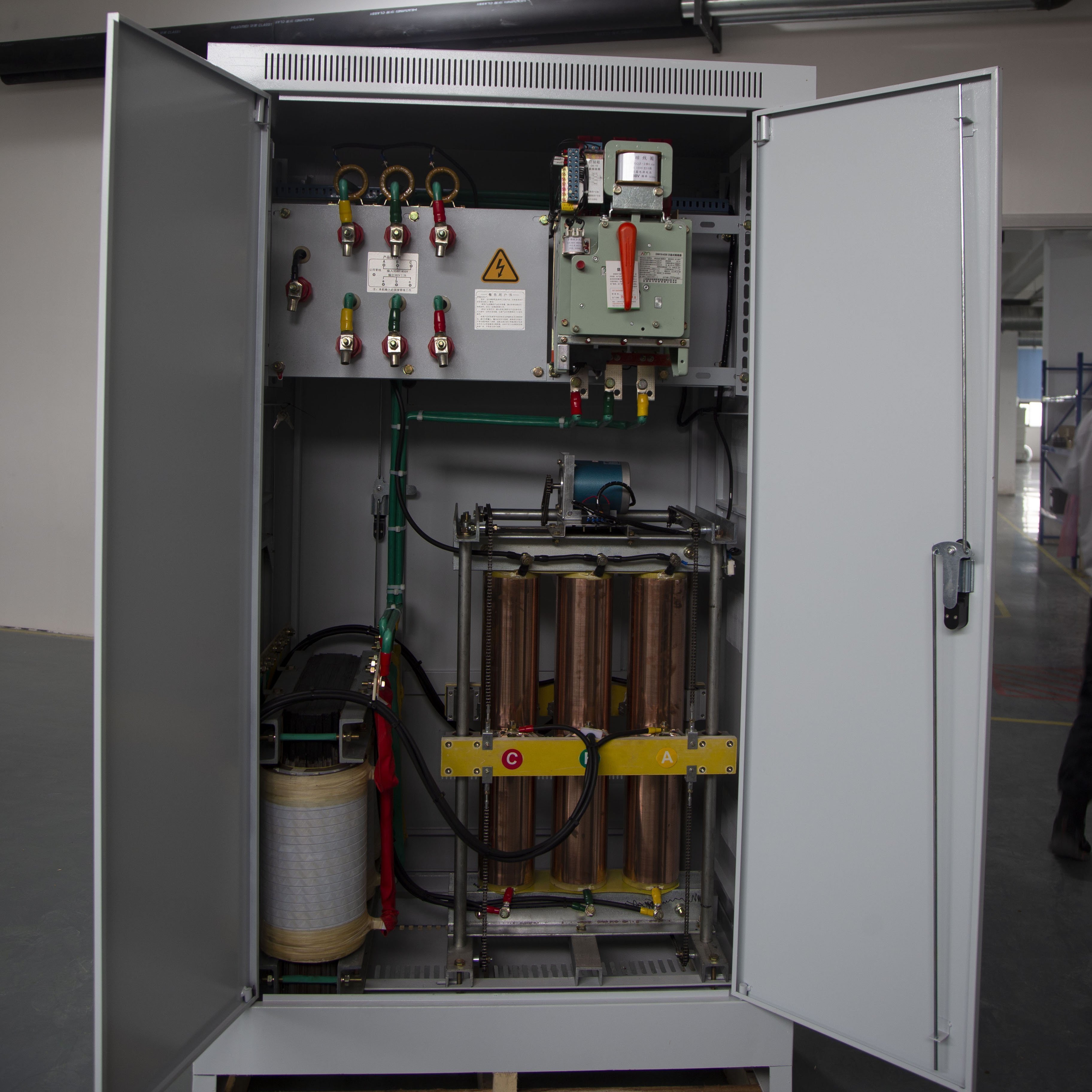 三相分調(diào)全自動補償式電力穩(wěn)壓器